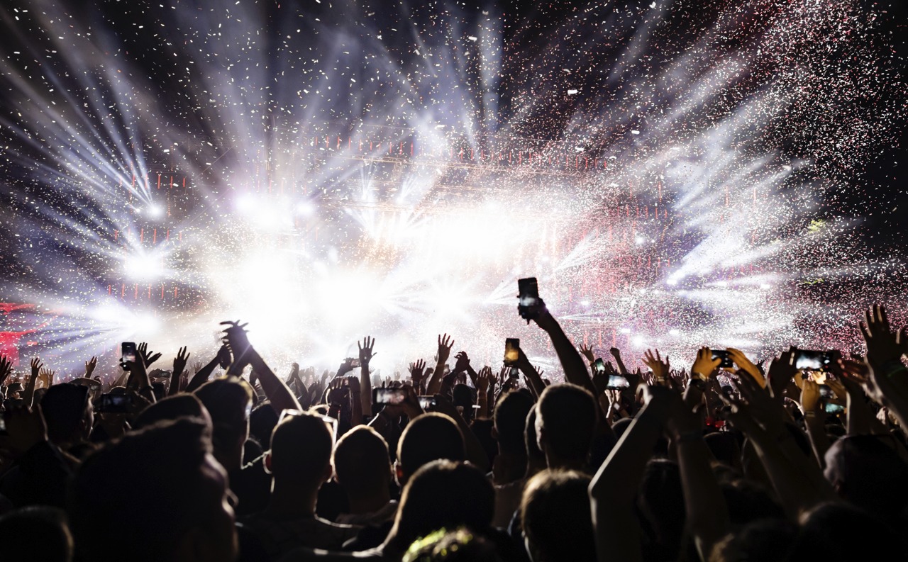 Live-Konzert mit Lichtshow und Publikum